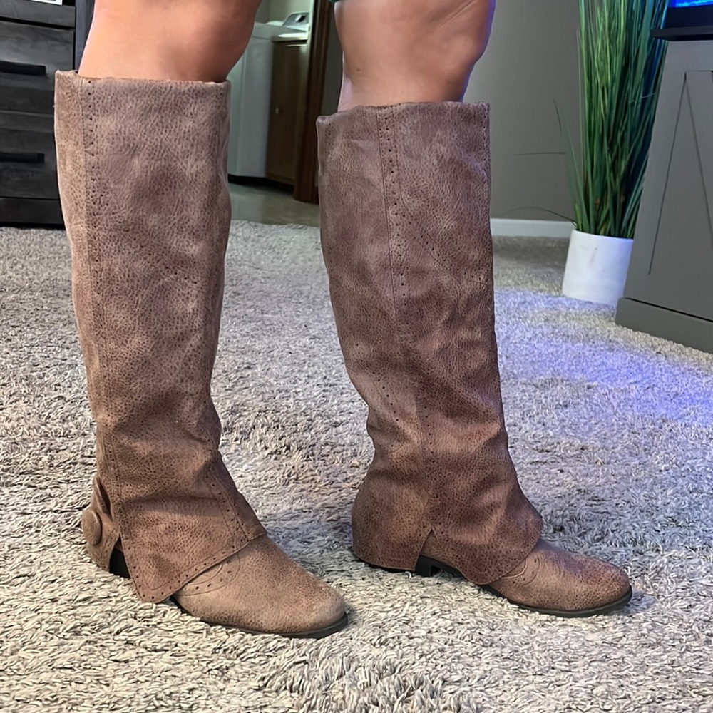 Knee high brown boots. Gently used